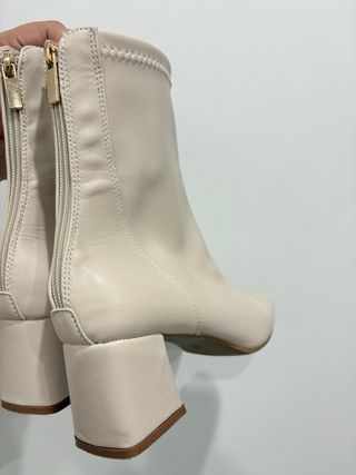 Botines de tacón color crema