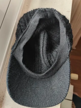 Gorra de lana negra con visera