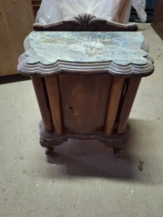 Comodini in legno e marmo da restaurare