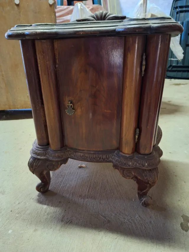 Comodini in legno e marmo da restaurare