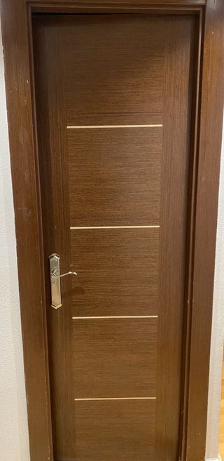 Puerta de madera oscura