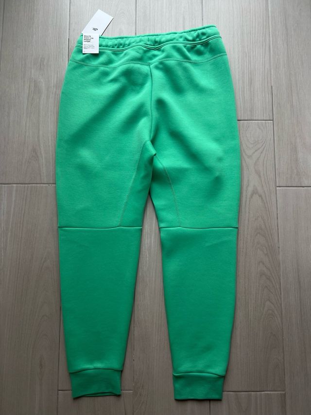 Pantalón Nike Fleece Tech Verde.