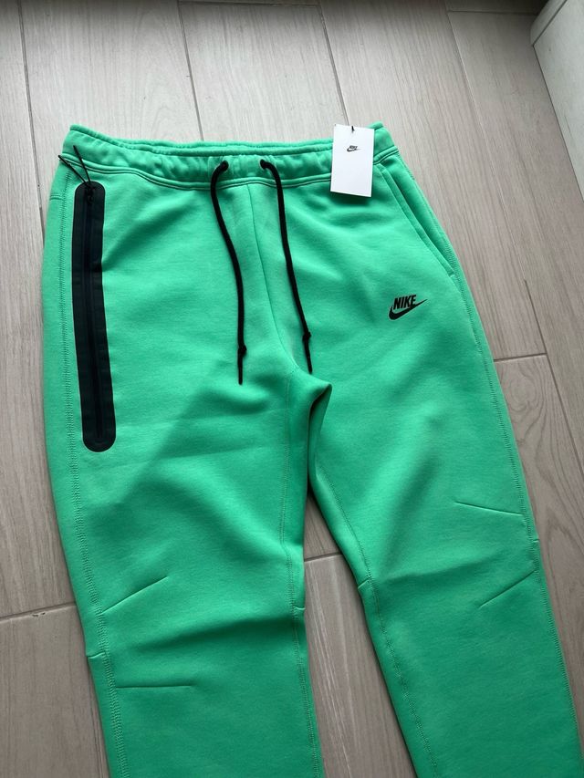 Pantalón Nike Fleece Tech Verde.