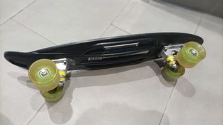 Patineta negra 4 ruedas