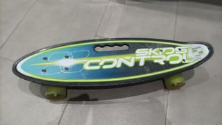 Patineta negra 4 ruedas