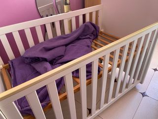 Cuna de bebé blanca y madera