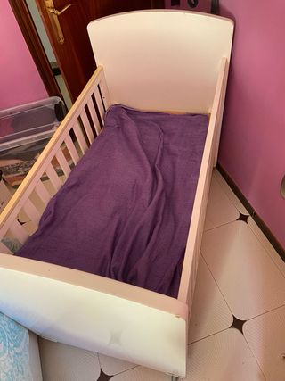 Cuna de bebé blanca y madera
