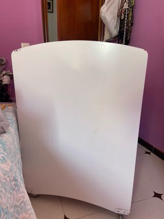 Cuna de bebé blanca y madera