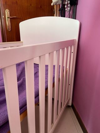 Cuna de bebé blanca y madera