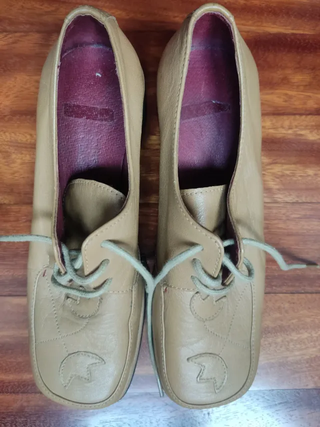 Zapatos mujer de piel beige y adornos delanteros