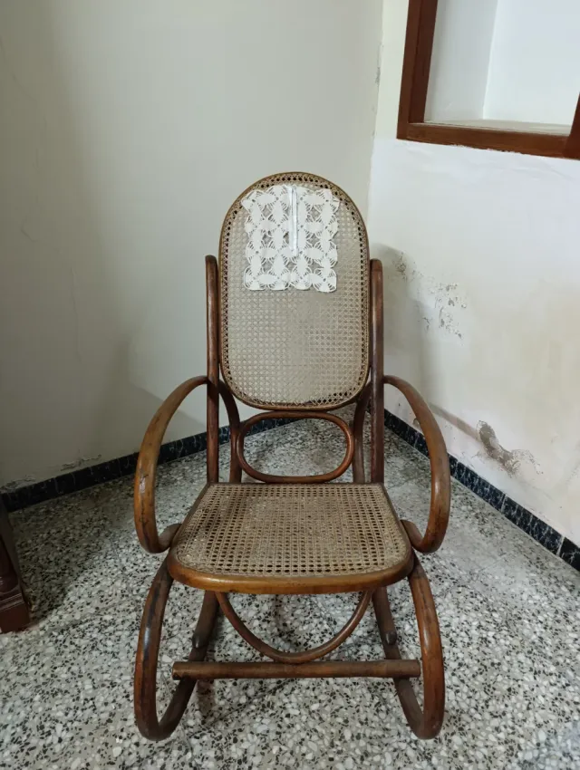 Mecedora antigua de ratán y madera