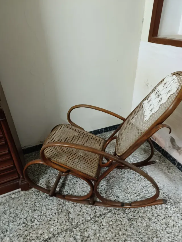 Mecedora antigua de ratán y madera