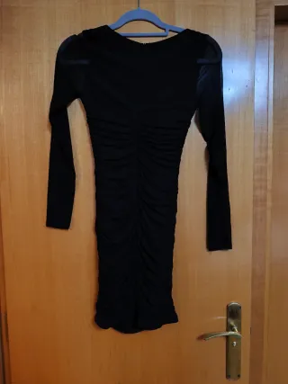 Vestido negro corto drapeado mangas tul