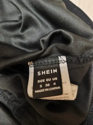 Vestido negro corto drapeado mangas tul