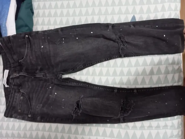 Vaqueros Bershka negros rotos