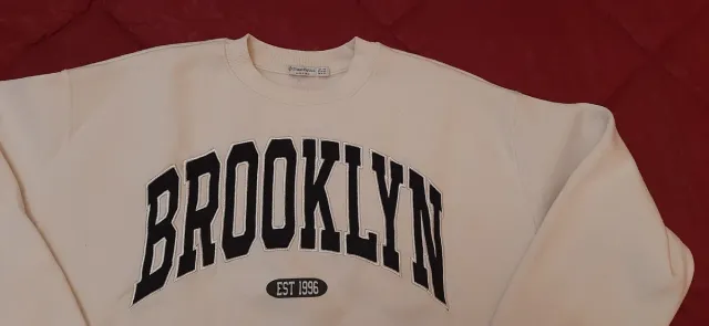 Felpa Stradivarius bianca con stampa Brooklyn nera