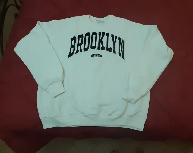 Felpa Stradivarius bianca con stampa Brooklyn nera