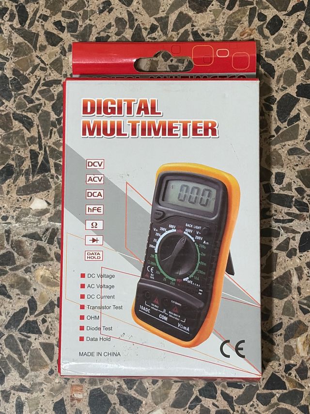 Multímetro Digital DCV ACV DCA hFE Ω