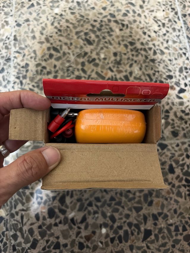 Multímetro Digital DCV ACV DCA hFE Ω