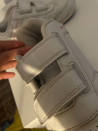 Tenis escolares blancos con velcro