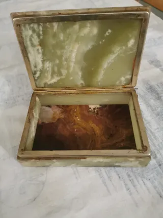 Portagioie in pietra verde e bianca