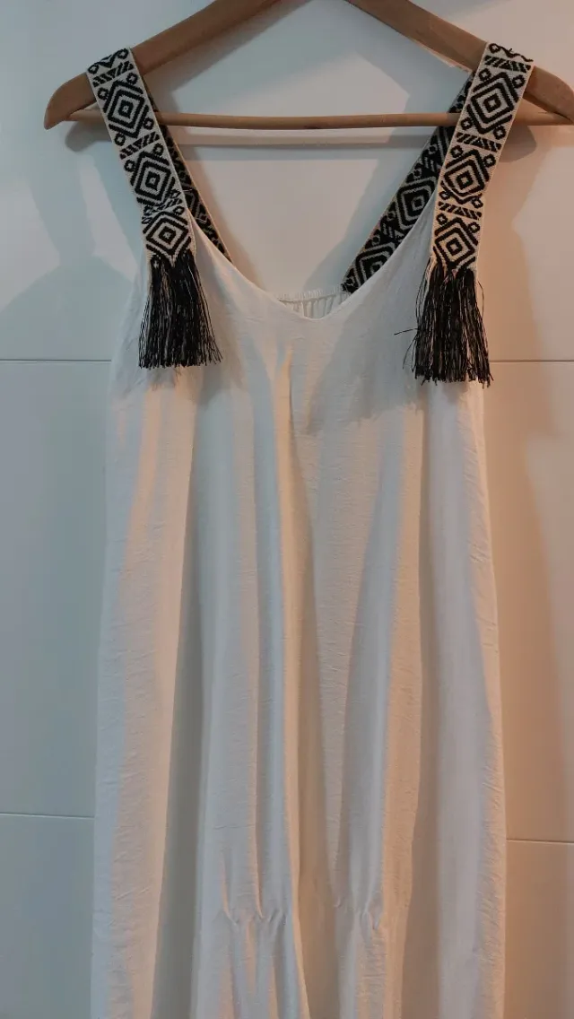Vestido blanco con tirantes bordados