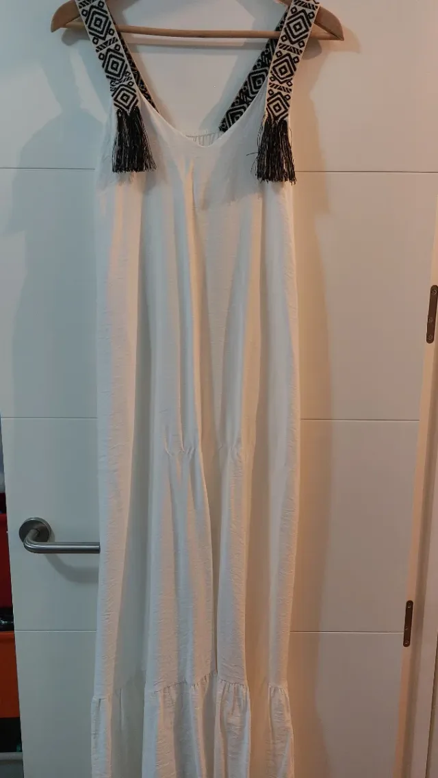 Vestido blanco con tirantes bordados