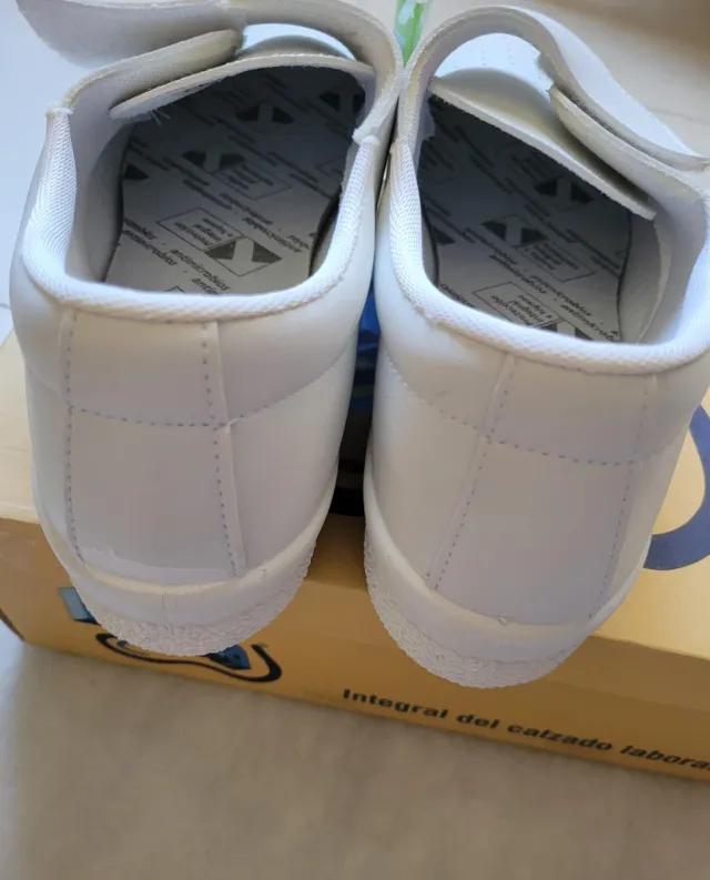 ZUECOS DE TRABAJO UNISEX MARCA KALMA.