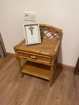 Comodino in vimini e rattan