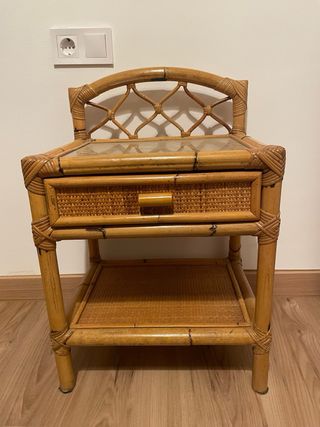 Comodino in vimini e rattan