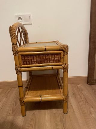 Comodino in vimini e rattan