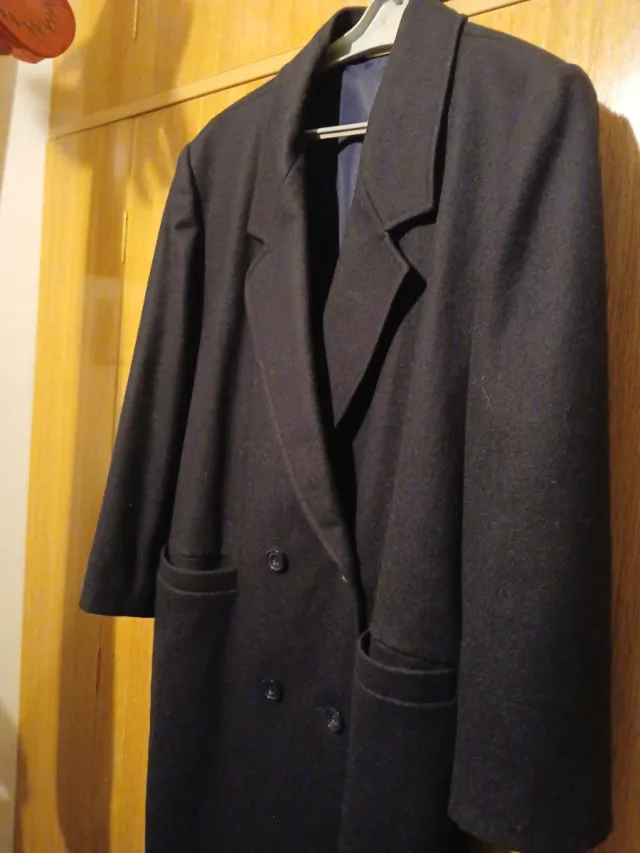 Abrigo de mujer azul marino, de paño, largo.