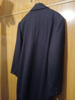 Abrigo de mujer azul marino, de paño, largo.