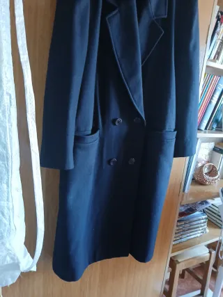 Abrigo de mujer azul marino, de paño, largo.