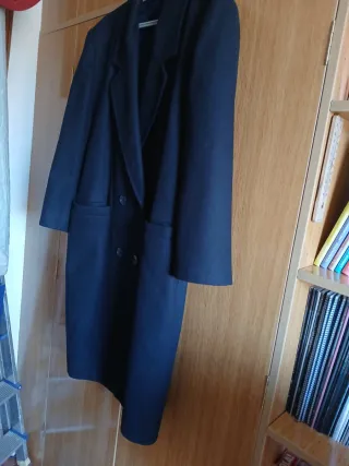 Abrigo de mujer azul marino, de paño, largo.