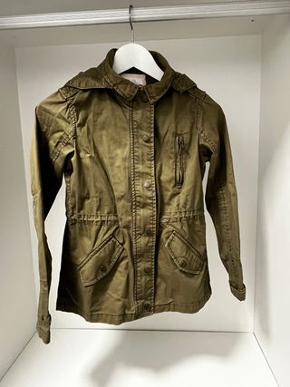 Cazadora sahariana verde 140cm. 9-10 años.