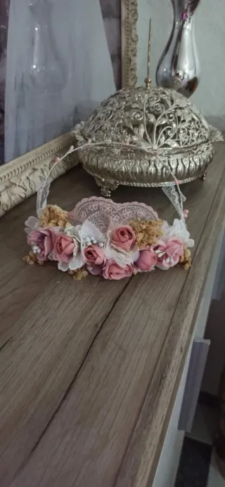 Tocado comunión flores rosas y encaje