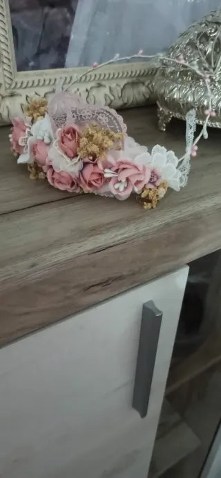 Tocado comunión flores rosas y encaje