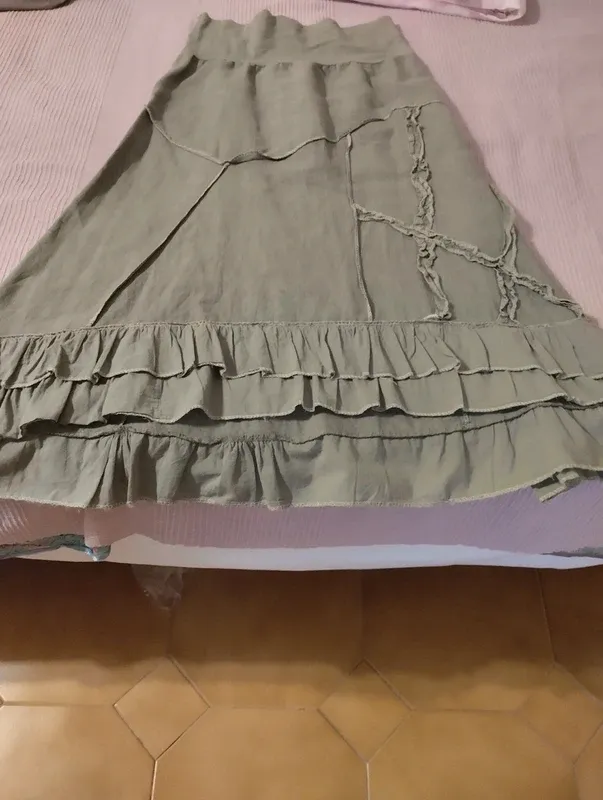 Gonnellone verde in lino lungo con balze