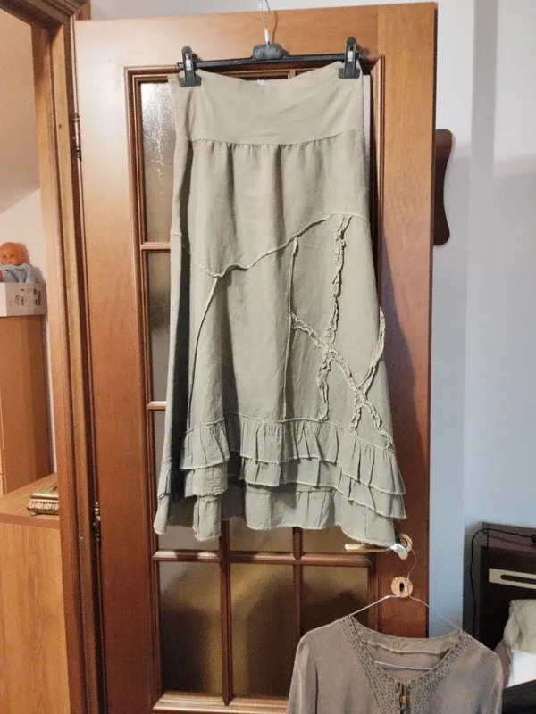 Gonnellone verde in lino lungo con balze