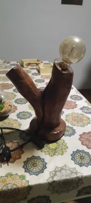 Lámpara de madera rústica con bombilla