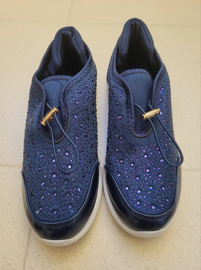 DEPORTIVAS AZULES CON BRILLOS.