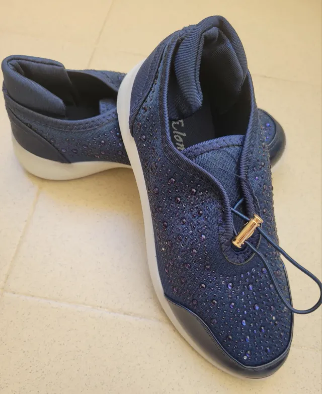 DEPORTIVAS AZULES CON BRILLOS.