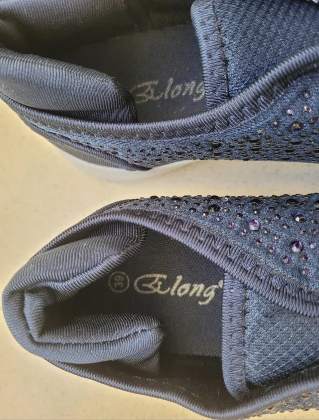 DEPORTIVAS AZULES CON BRILLOS.