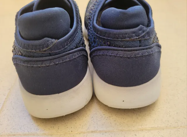 DEPORTIVAS AZULES CON BRILLOS.