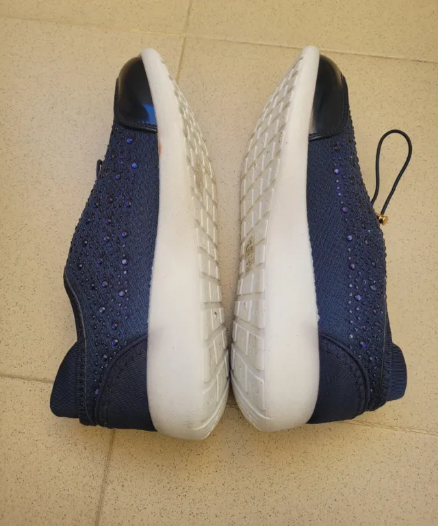 DEPORTIVAS AZULES CON BRILLOS.