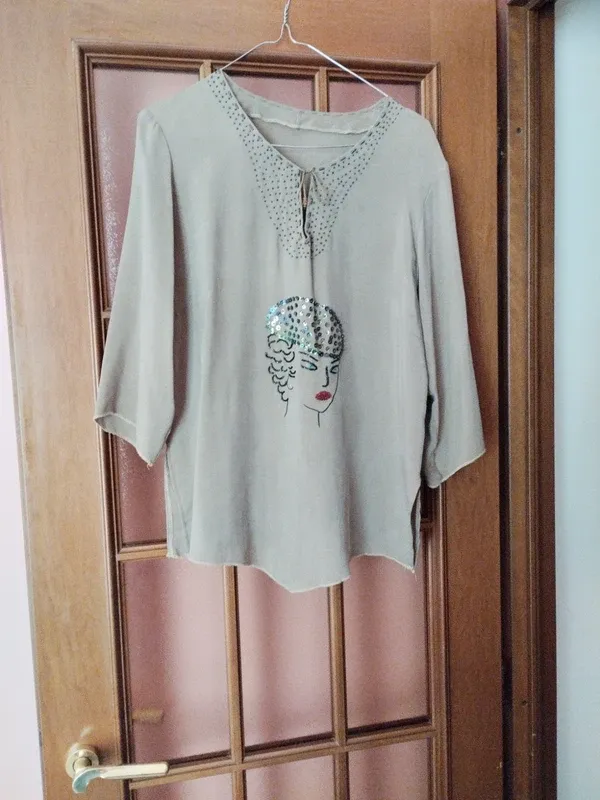 Maglietta verde fatta a mano con paillettes