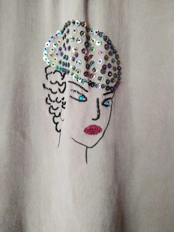 Maglietta verde fatta a mano con paillettes