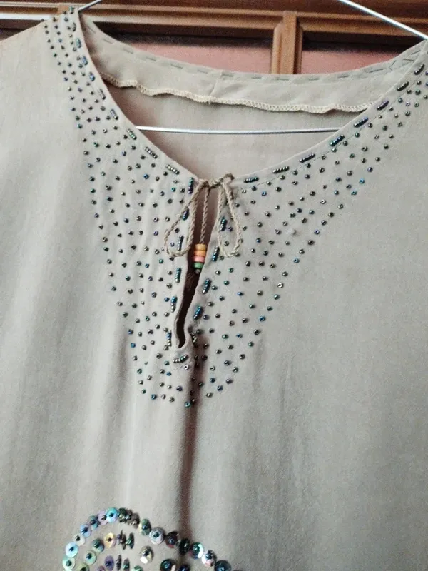 Maglietta verde fatta a mano con paillettes