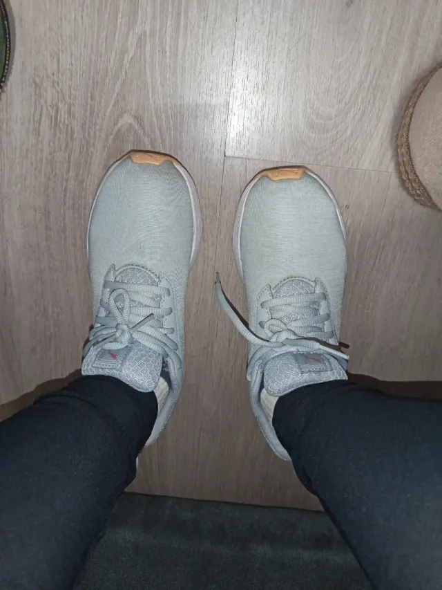 Zapatillas deportivas grises y beige.